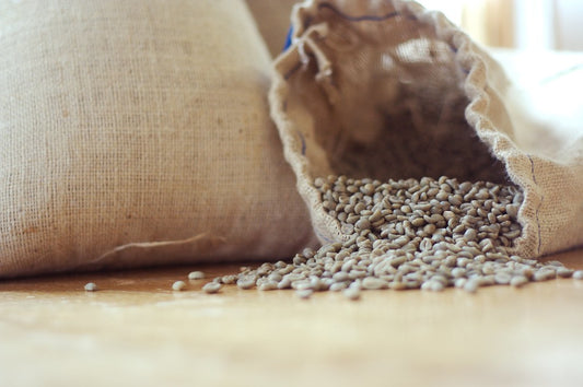 Green coffee bean extract review - capsules and raw beans on a wooden surface