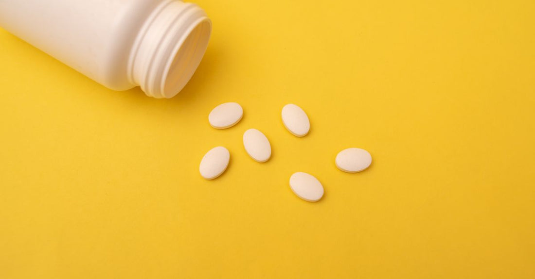 A bottle of folic acid 400 mcg pregnancy supplements on a clean surface, representing prenatal nutrition.