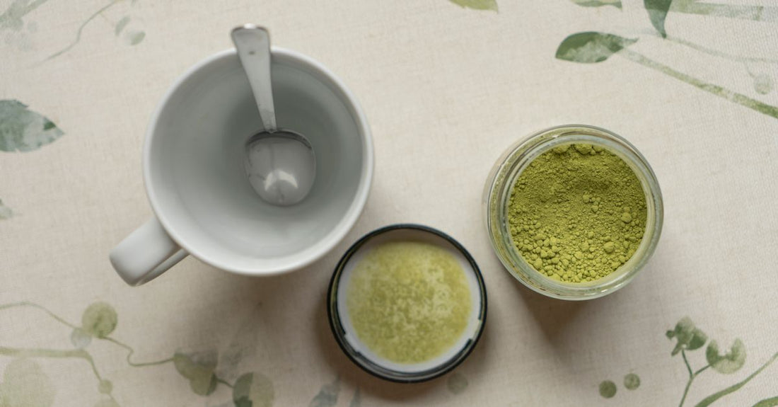 Assorted jars of powdered drink mixes and flavorings on a clean surface, illustrating how to choose powdered drink mixes & flavorings UK