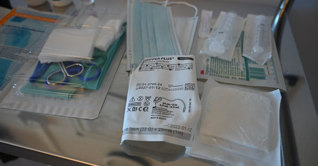 A sterile bandaging pad resting on a clean surface, illustrating how to choose bandaging pads UK.