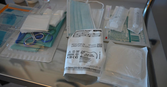 A sterile bandaging pad resting on a clean surface, illustrating how to choose bandaging pads UK.