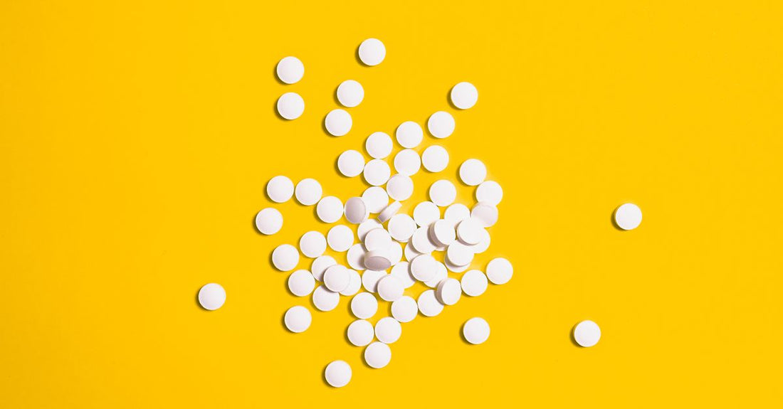 A bottle of best B3 (niacin) UK 2026 supplements beside a simple price tag on a clean white background