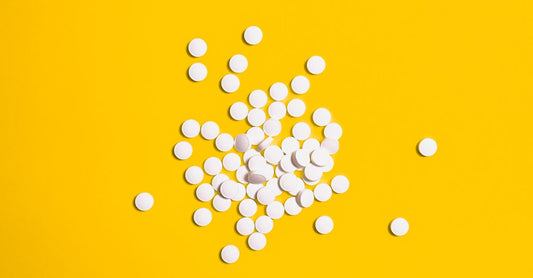 A bottle of best B3 (niacin) UK 2026 supplements beside a simple price tag on a clean white background