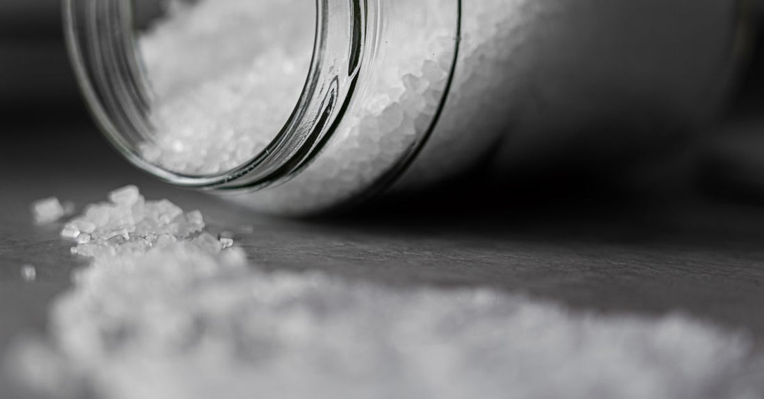 A flatlay of inositol supplement capsules and a jar of powder on a light background, illustrating a B8 (inositol) buying guide.