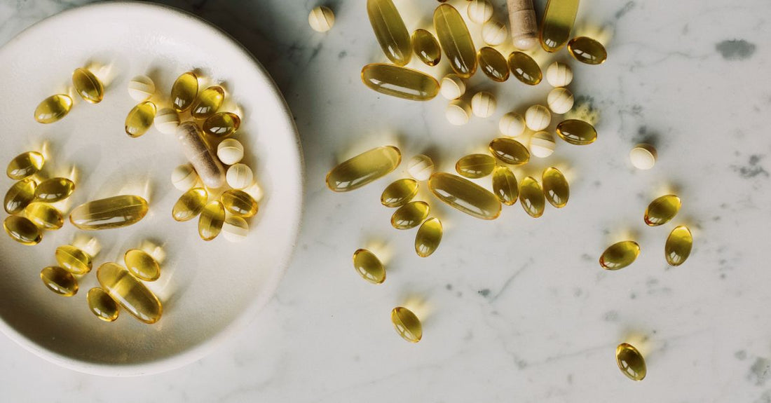Array of fat burner supplement capsules on a white background, illustrating how to choose fat burners UK with a decision flowchart approach.