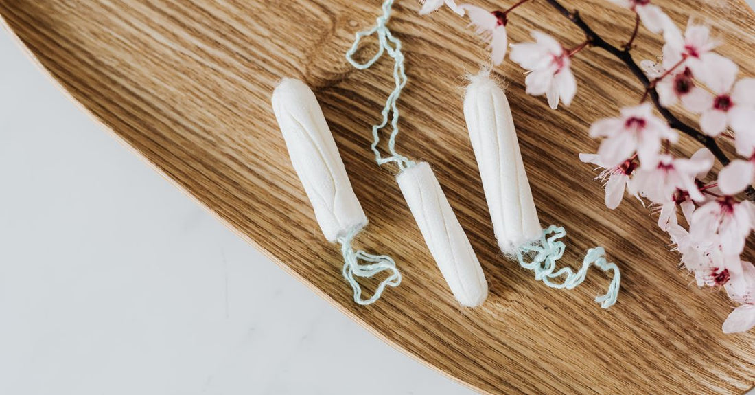 A selection of the best tampons UK 2026, featuring organic cotton and applicator options on a clean background.