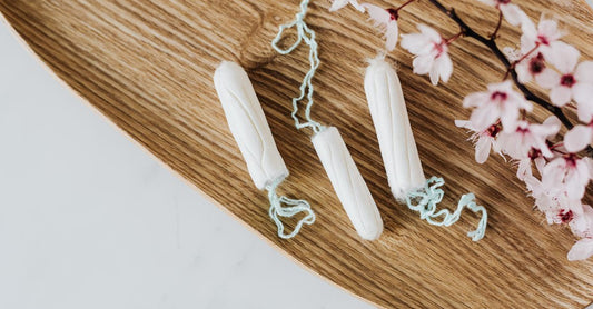 A selection of the best tampons UK 2026, featuring organic cotton and applicator options on a clean background.