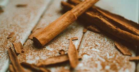 Two types of cinnamon—Ceylon sticks and Cassia powder—side by side, illustrating a cinnamon buying guide UK