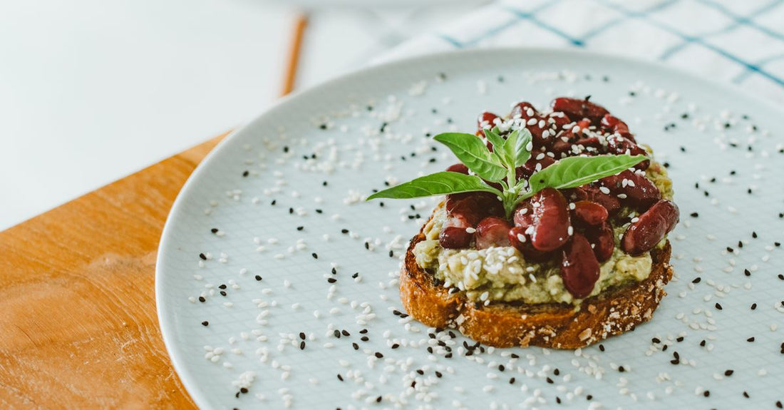 White kidney bean extract carb blocker before meal capsules on a minimalist background, demonstrating correct pre‑meal timing for UK shoppers.