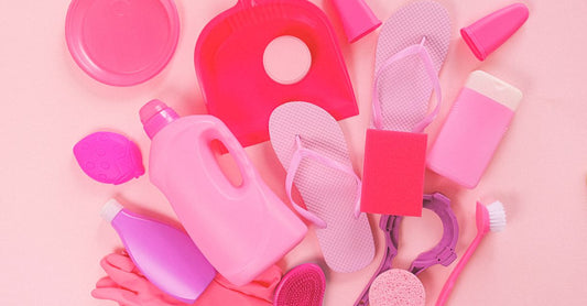 Flatlay of pH-balanced feminine wipes for how to choose feminine wipes UK