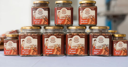 A bottle of cinnamon capsules for blood sugar control on a white background, with a few capsules spilled next to it.