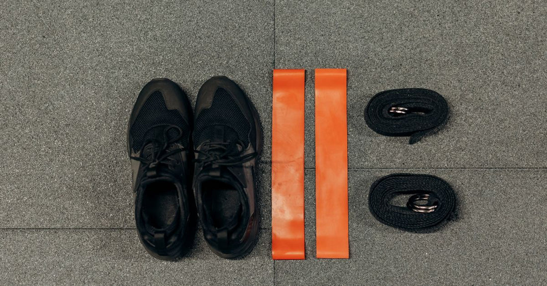 A flatlay of various arch support insoles in different materials and colours, showcasing options for flat feet and high arches.