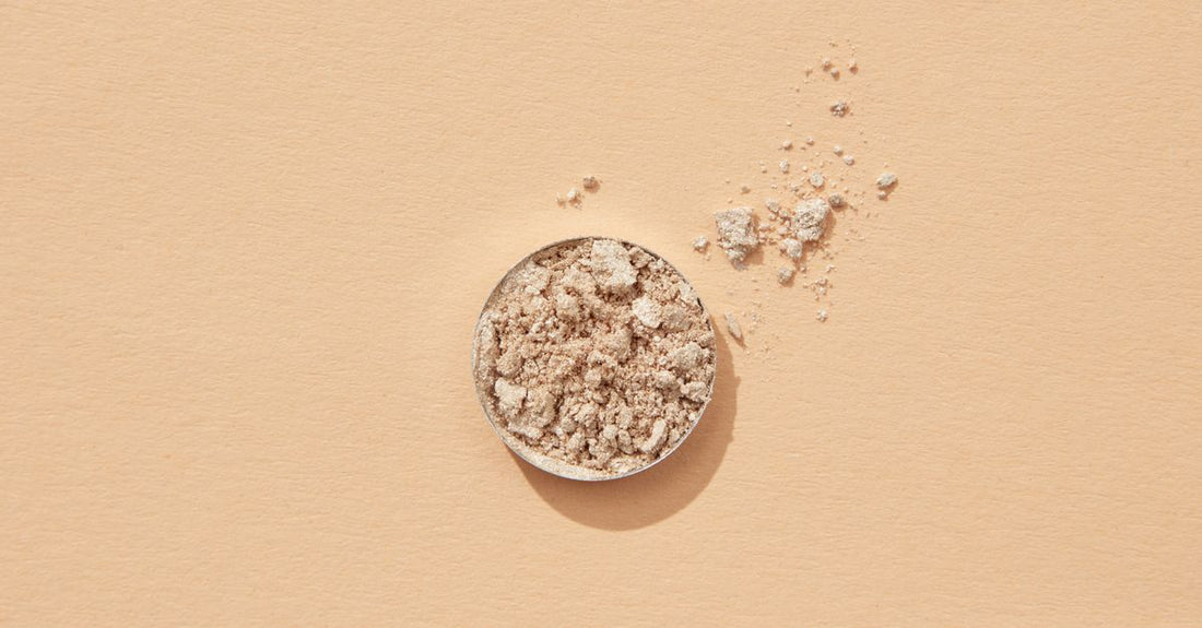 Close-up of dried Panax ginseng root slices and powder on a neutral background, illustrating a ginseng buying guide UK