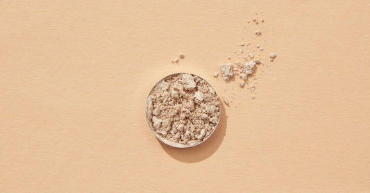 Close-up of dried Panax ginseng root slices and powder on a neutral background, illustrating a ginseng buying guide UK
