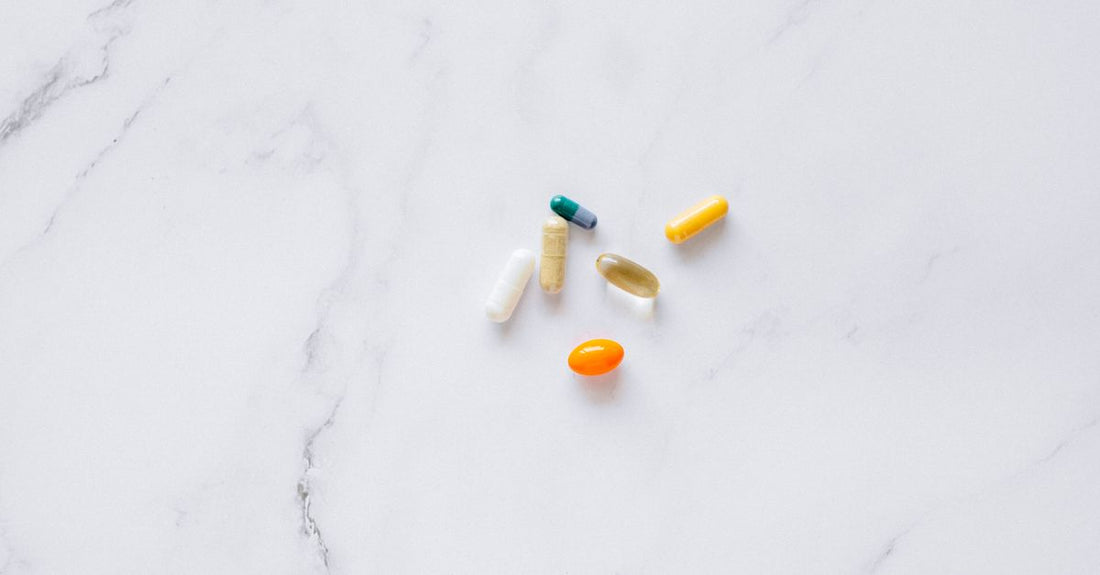Potassium gluconate vs citrate supplement capsules on a white background, comparing two forms of potassium for long-term electrolyte maintenance.
