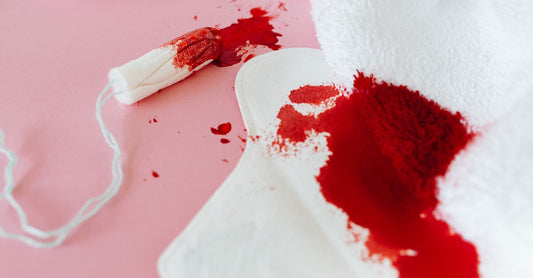 A selection of the best tampons UK 2026, including organic cotton and compact applicator options, laid out on a light surface.