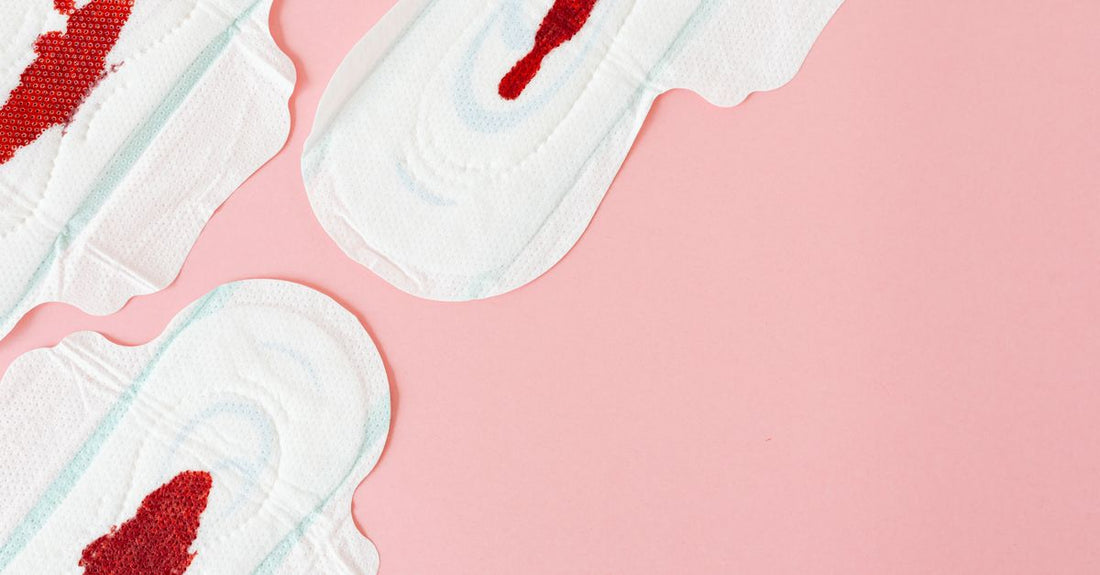 A selection of best bandaging pads UK 2026 laid out on a clean surface, including foam and fabric dressings, with a roll of medical tape nearby.