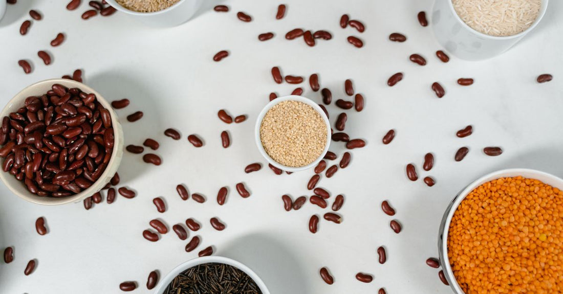 A bottle of carb blocker capsules containing white kidney bean extract, shown on a clean white background, illustrating a carb blockers buying guide UK.