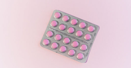 Arrangement of vitamin B1 thiamine supplement bottles and capsules on a clean surface, illustrating a buying guide.